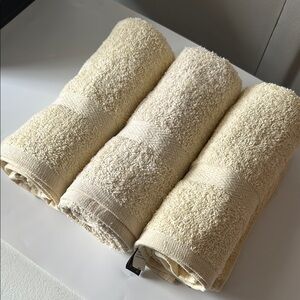 4 Cream Bath Towels size 40”x20”